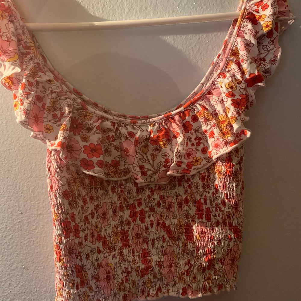 Flower pattern top with ruffle details 💗